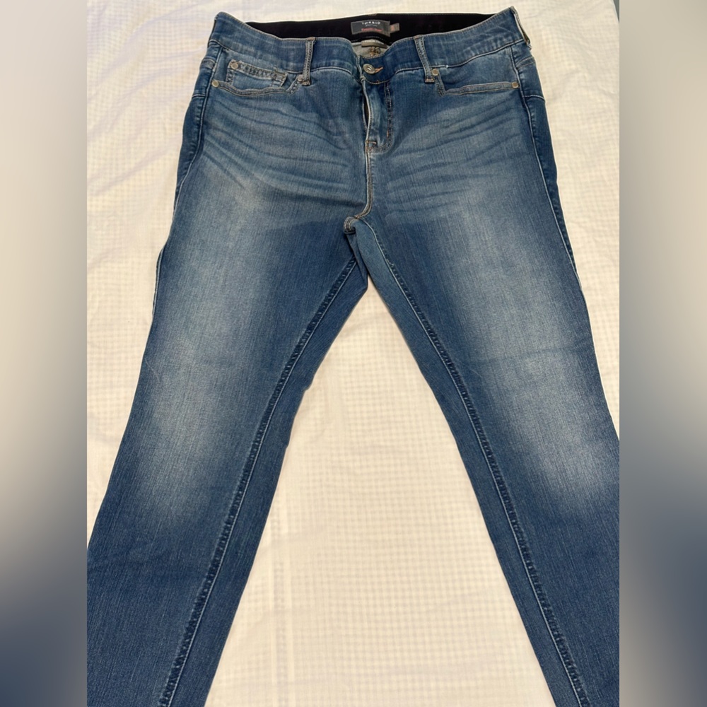 Torrid Bombshell skinny jeans, size 16